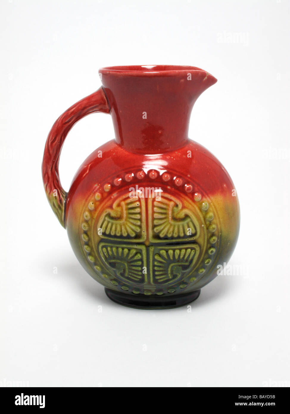 Anglais ancien mouvement esthétique vase céramique verseuse par Ault conçu par Christopher Dresser. Banque D'Images