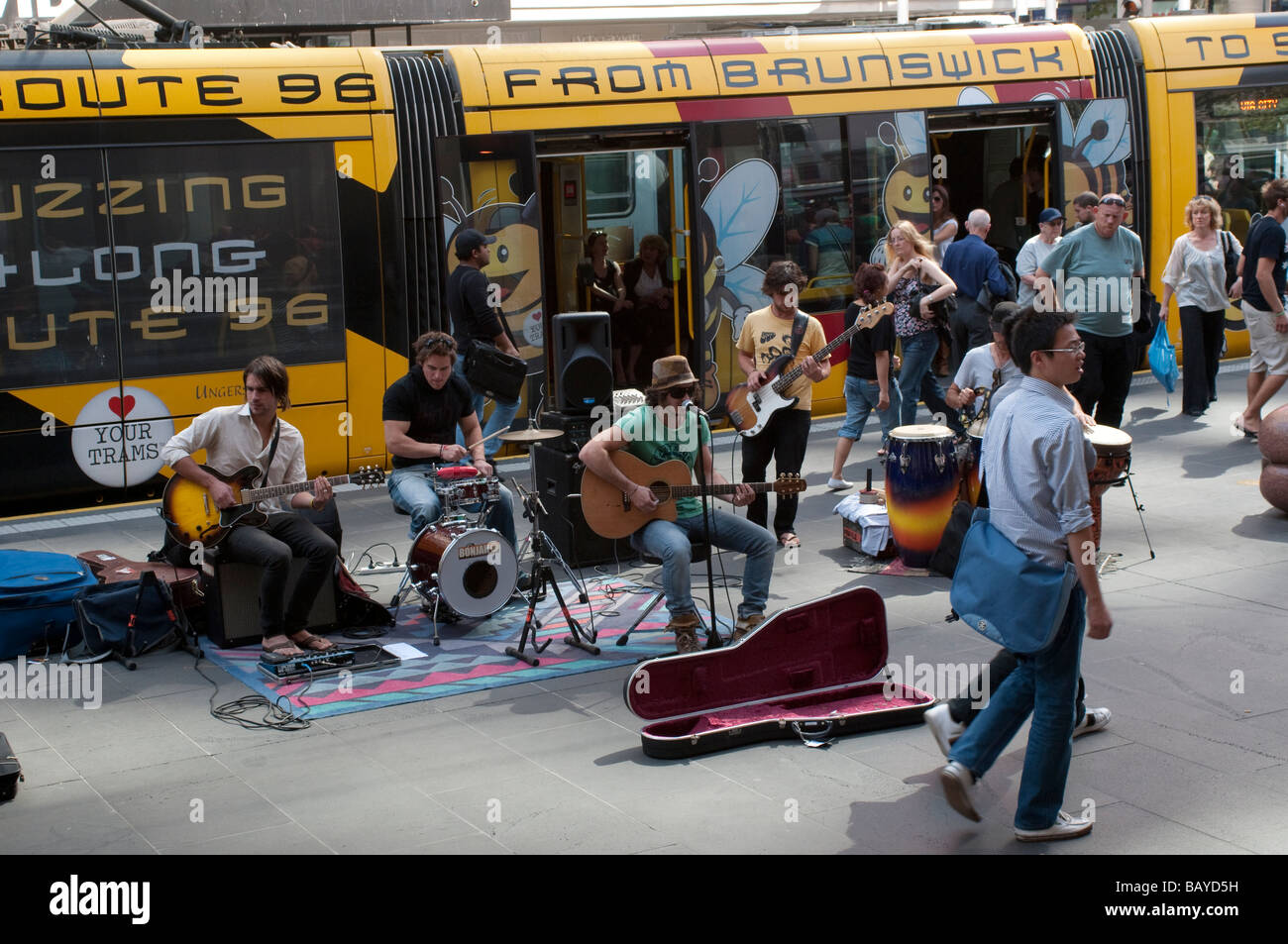Groupe jouant sur Bourke Street Mall en face d'un tram qui passe, Melbourne, Australie Banque D'Images