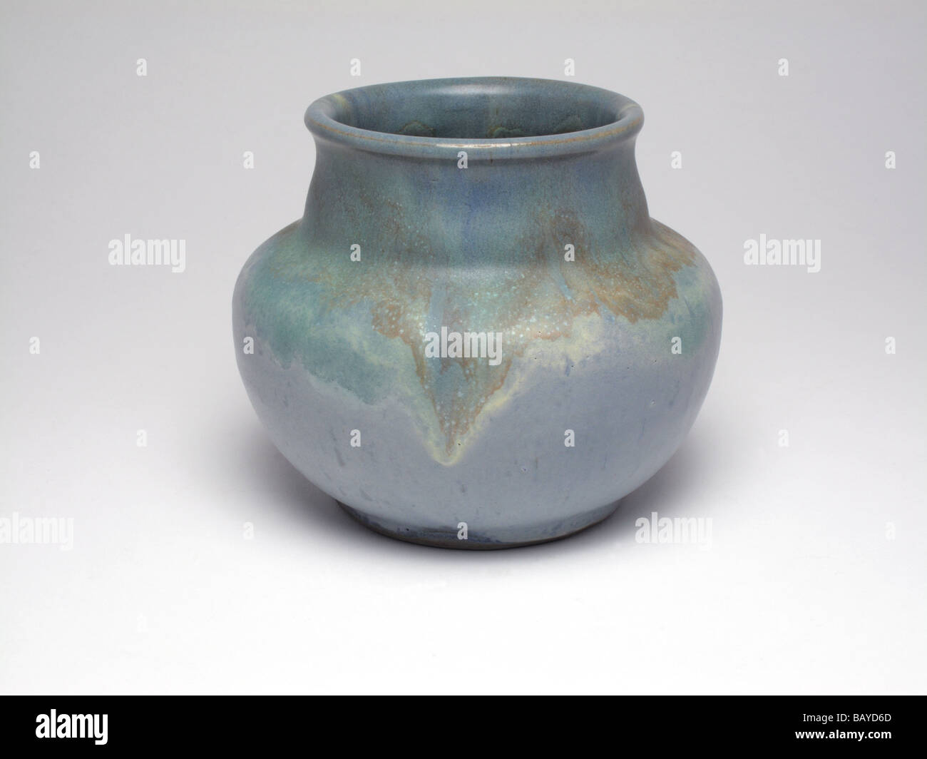 Anglais anciens arts et artisanat poterie vase par Upchurch avec glaçure inspiré chinois vers 1930. Banque D'Images