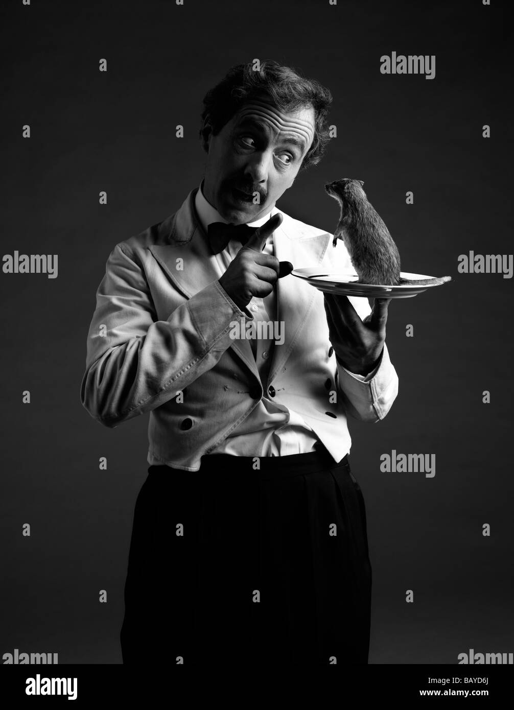 Andrew Sachs que Manuel avec son animal de rat Banque D'Images