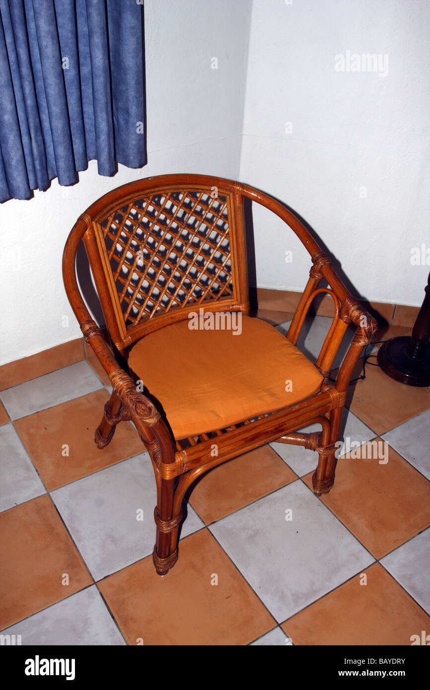 En osier marron chaise avec coussin de couleur Banque D'Images