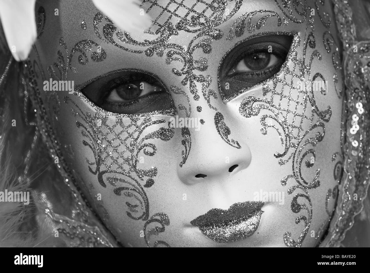 Le noir et blanc portrait de fille avec un masque de carnaval vénitien Banque D'Images