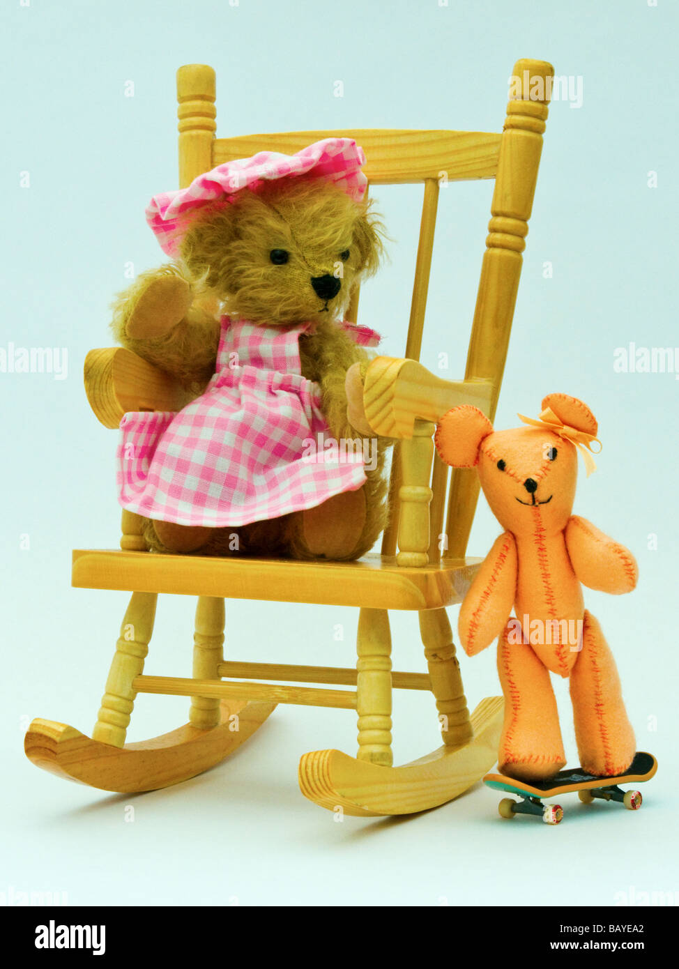 Mini ours assis dans le fauteuil à bascule (Mini Bear Collection) Banque D'Images