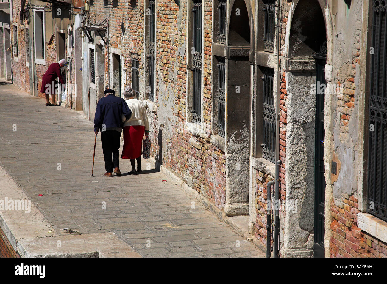 Les vieux bâtiments et les gens ; Venise, Italie Banque D'Images