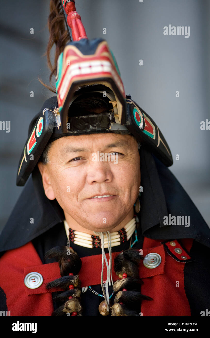 Homme portant costume amérindien ; Vancouver, Canada Photo Stock - Alamy