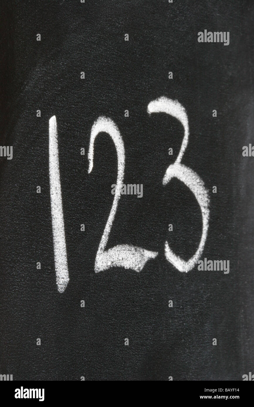123 numéros de craie sur un tableau noir Banque D'Images