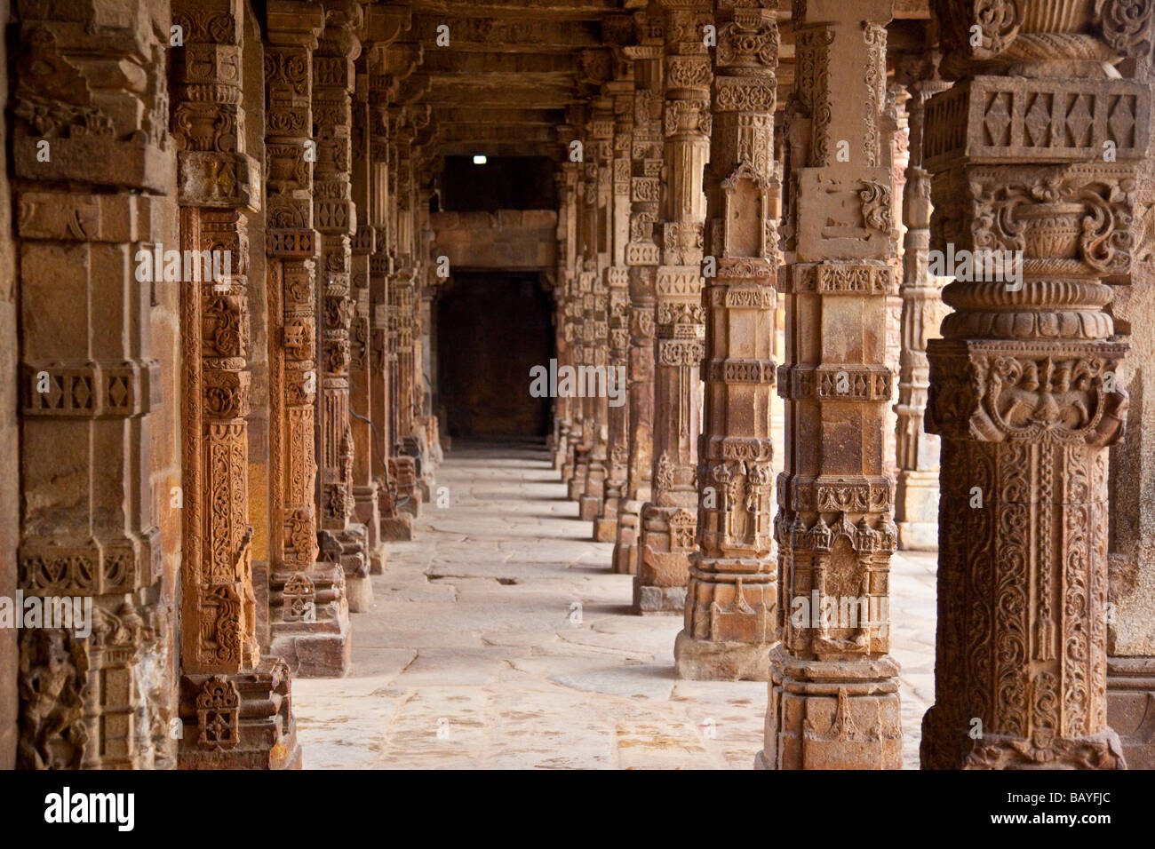 Colonnes hindoues Qutb Minar à Delhi en Inde Banque D'Images