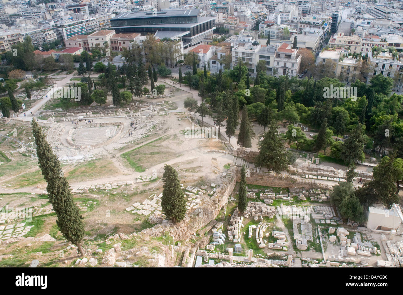 Ruines de la Grèce antique au pied de l'Acropole rencontrez le tentaculaire rues d'Athènes Banque D'Images
