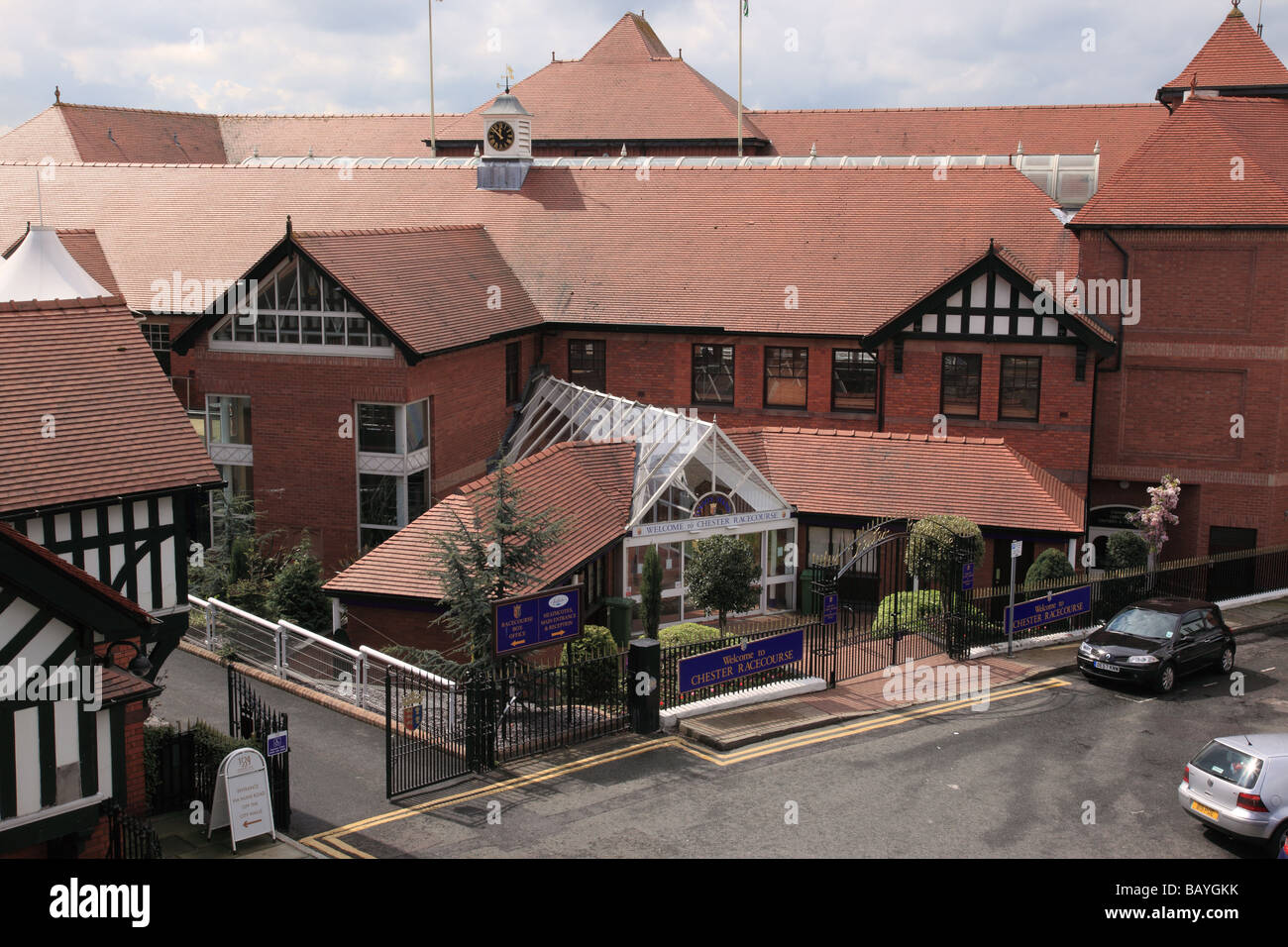 Entrée de l'hippodrome de Chester, Roodee Race course, Chester, Cheshire, Angleterre, ROYAUME-UNI Banque D'Images