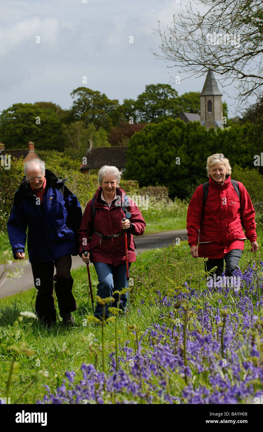 Les randonneurs marche à travers le village de Hampshire Froxfield le sud de l'Angleterre Royaume-uni au printemps Banque D'Images