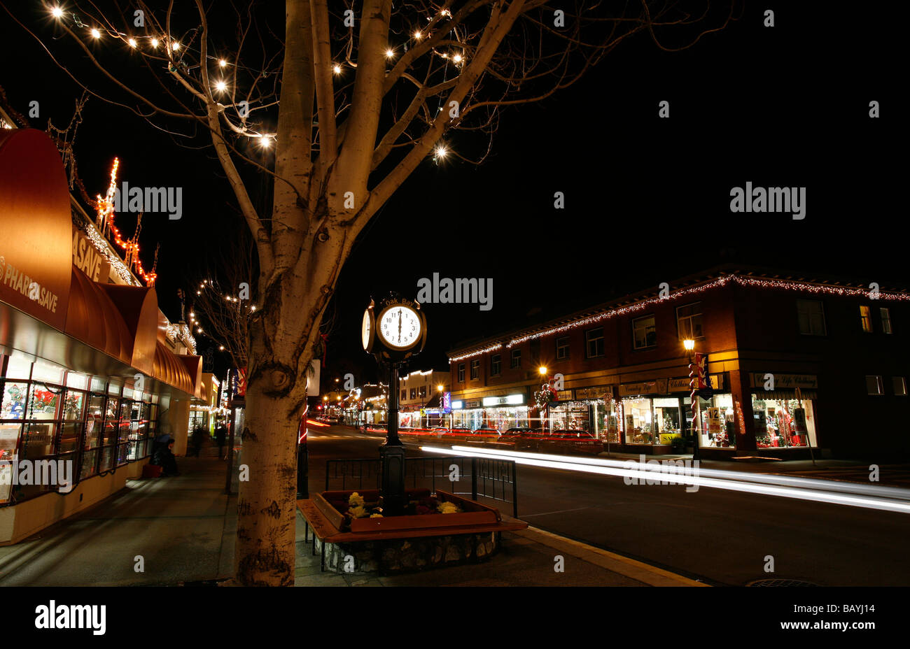 Oak Bay Village la nuit à Victoria, Colombie-Britannique, Canada. Banque D'Images