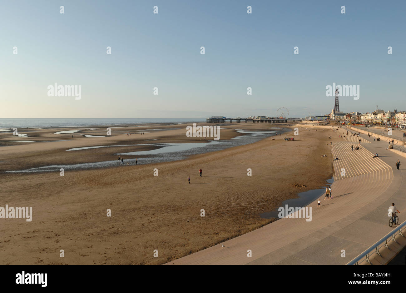 Plage de Blackpool à marée basse avec la tour en arrière-plan et le nouveau mur de défense de la mer le long de la promenade sud Banque D'Images