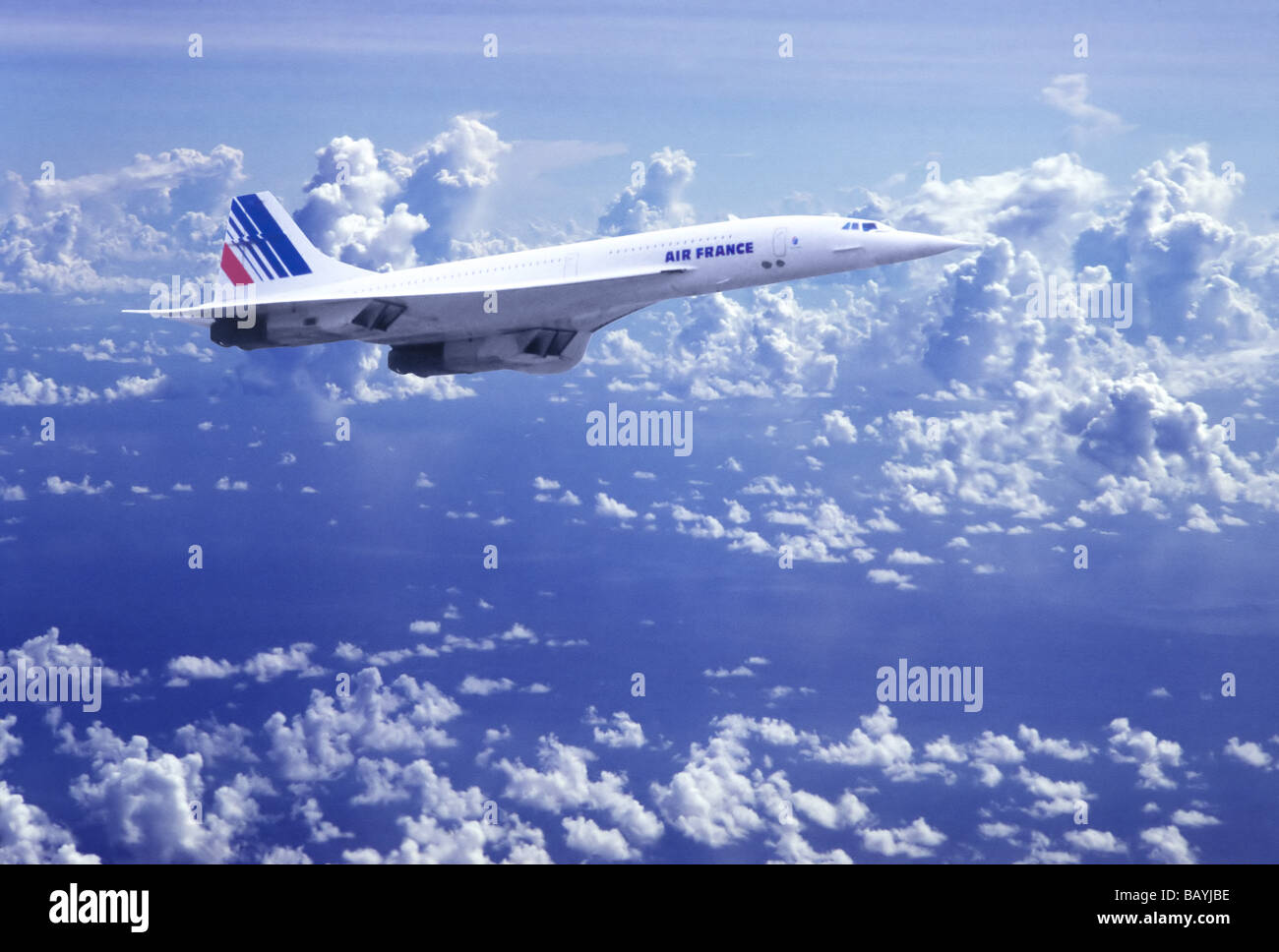 Concord Plane flying en altitude au-dessus des nuages Banque D'Images