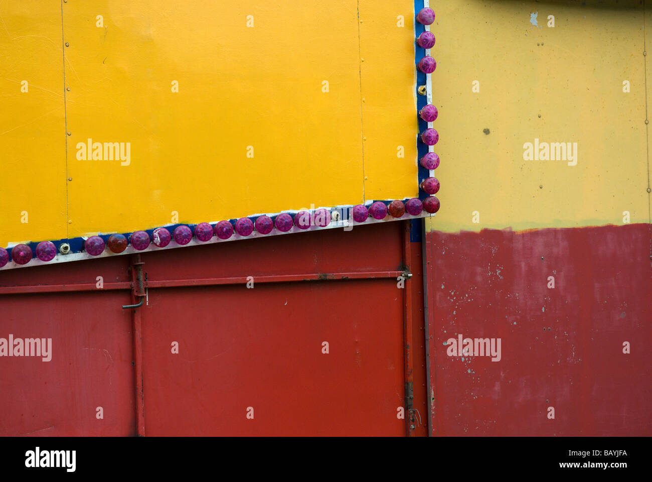 Détail de camion de cirque aux couleurs vives avec des ampoules violet et rouge et orange peinture Banque D'Images