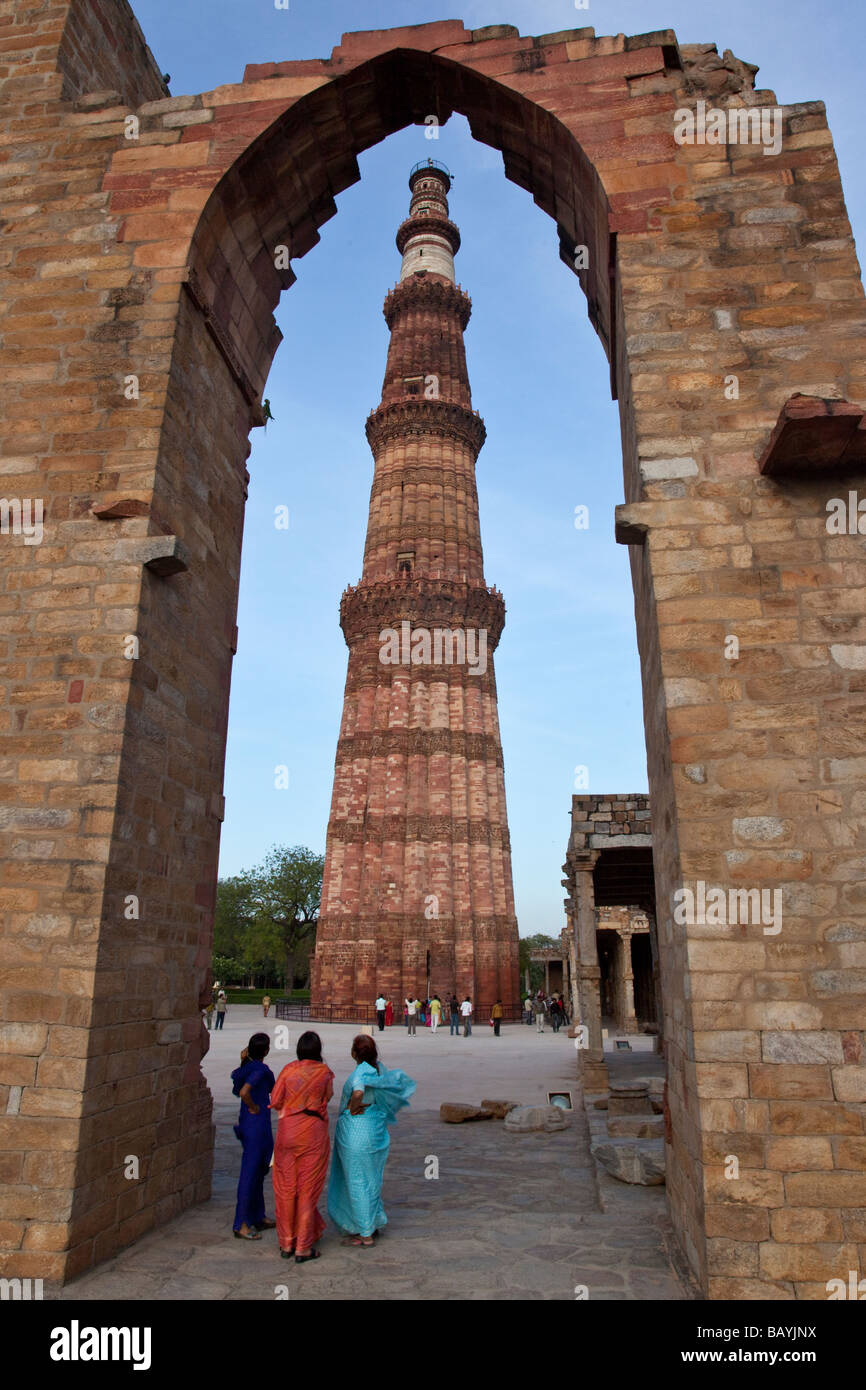 Les femmes indiennes Qutb Minar à Delhi en Inde Banque D'Images