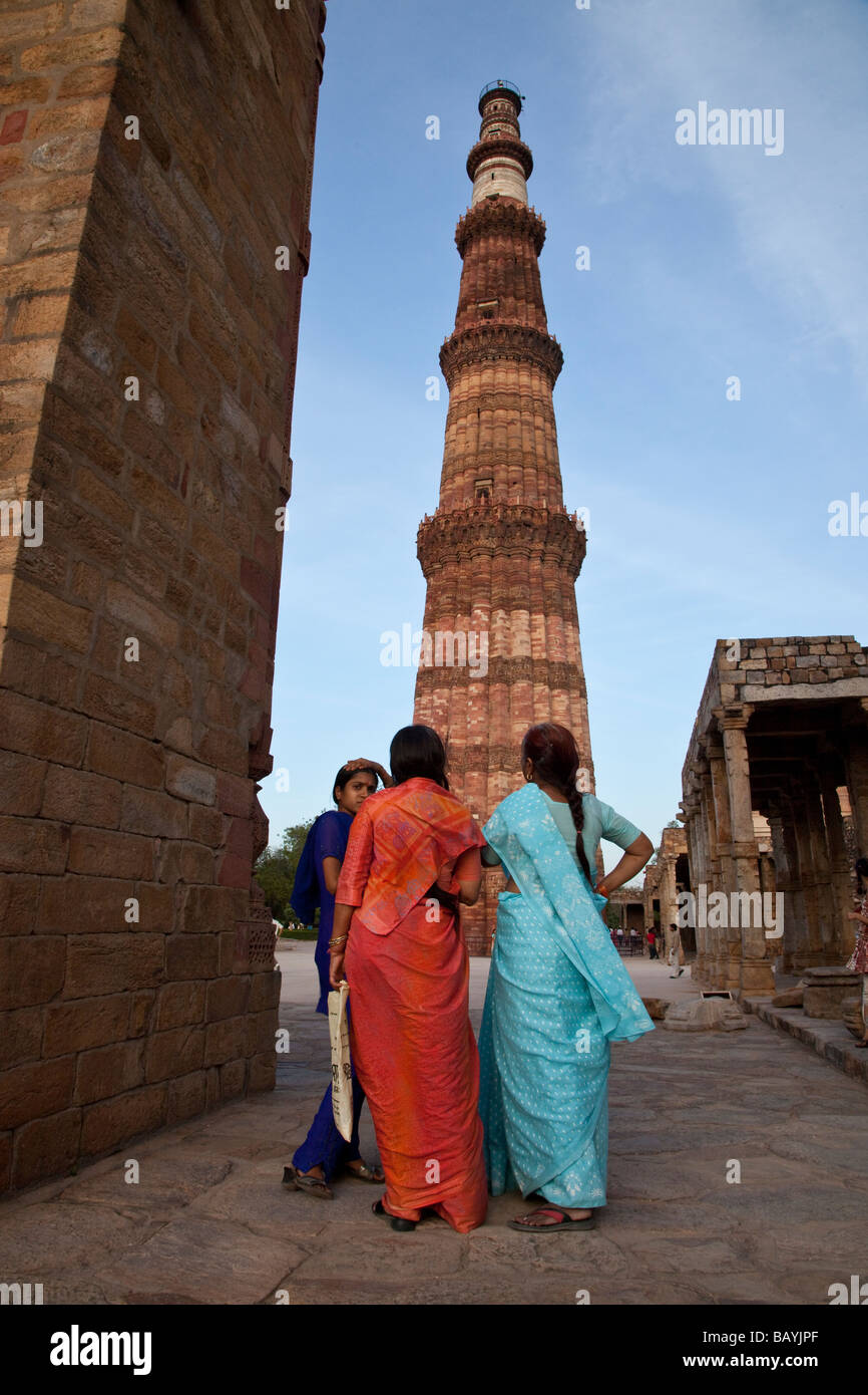 Les femmes indiennes à Qutub Minar à Delhi Inde Banque D'Images