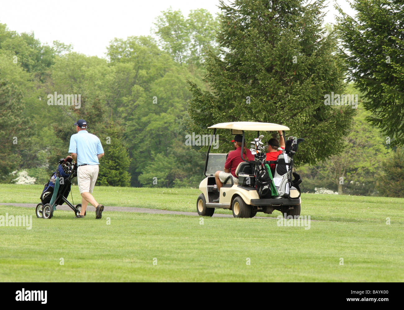 Jouer au golf sur un terrain de golf public. Banque D'Images