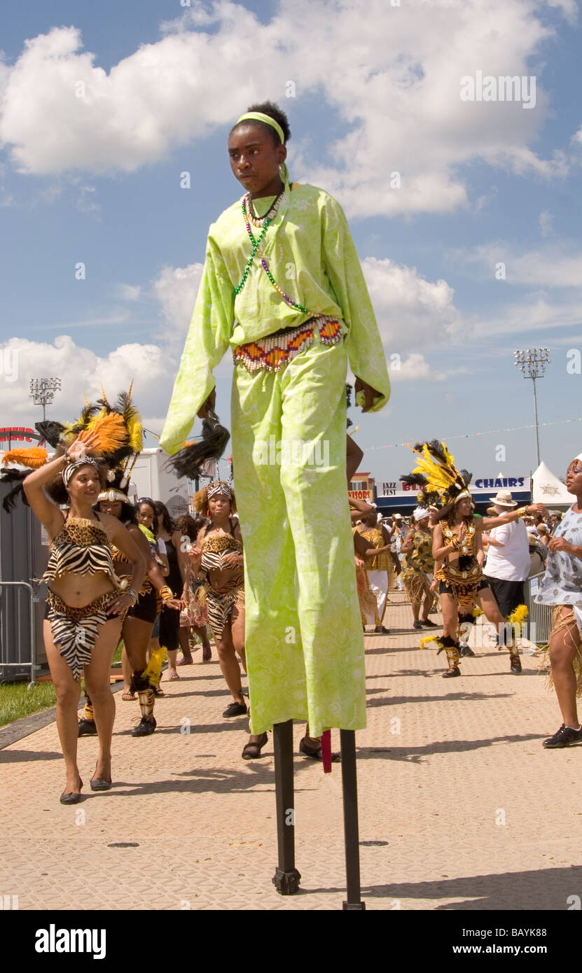 Stiltwalker et danseuses exotiques se mêlant à la foule, à la New Orleans Jazz Heritage Festival, 2009. Banque D'Images