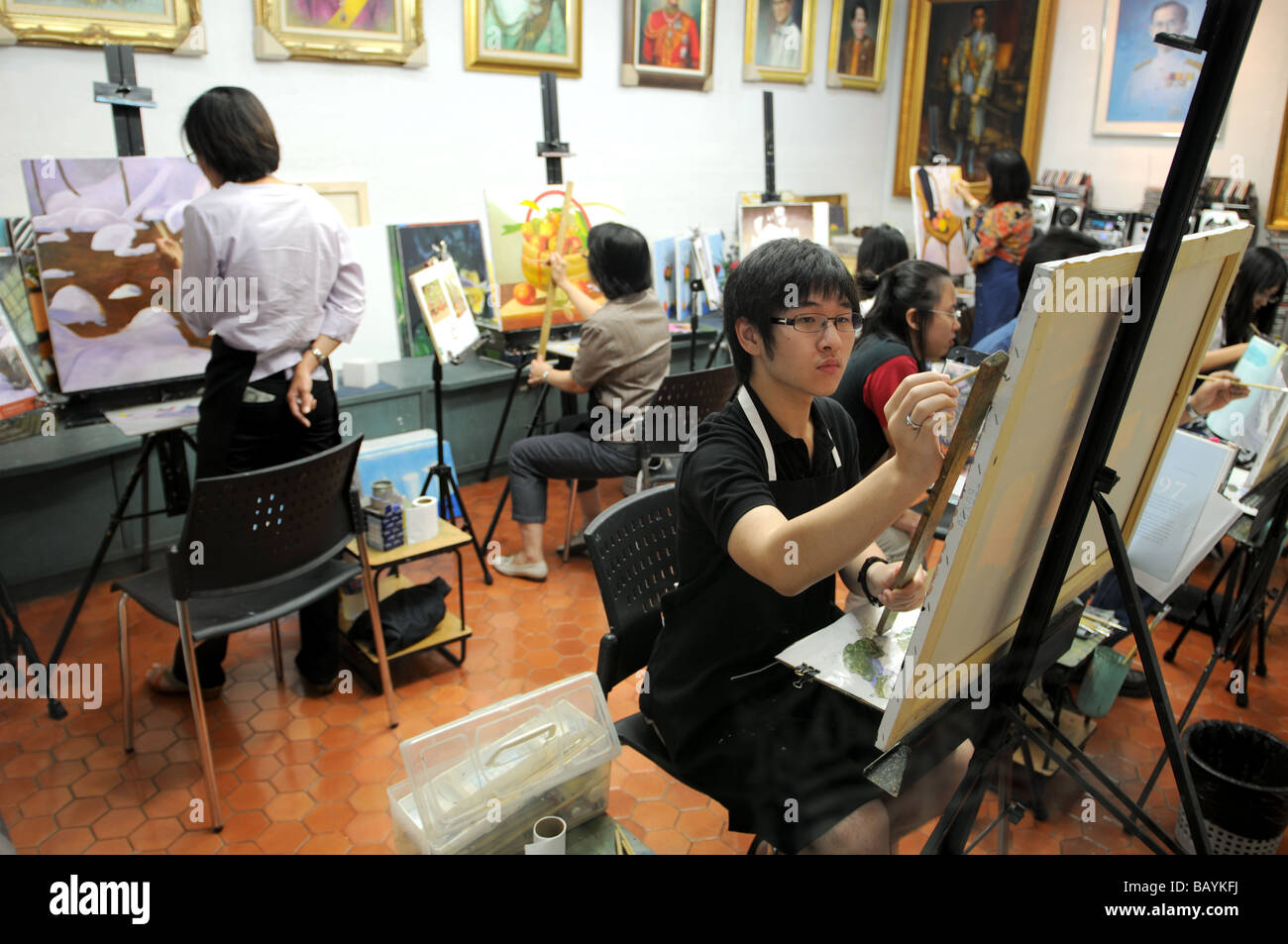 L'école d'art complexe Silom Road Bangkok Thaïlande bandes SILON en non tissé Banque D'Images