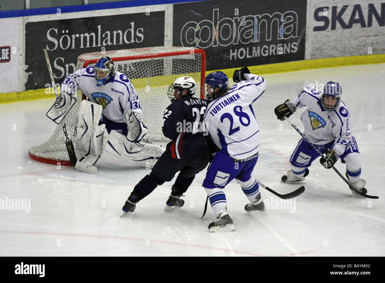U18 tournoi de hockey sur glace, USA-Finlande. Pas de gardien 30, no 22 Erno Suomalainen Chris McCarthy et non 28 Jaakko Turtiainen. Banque D'Images