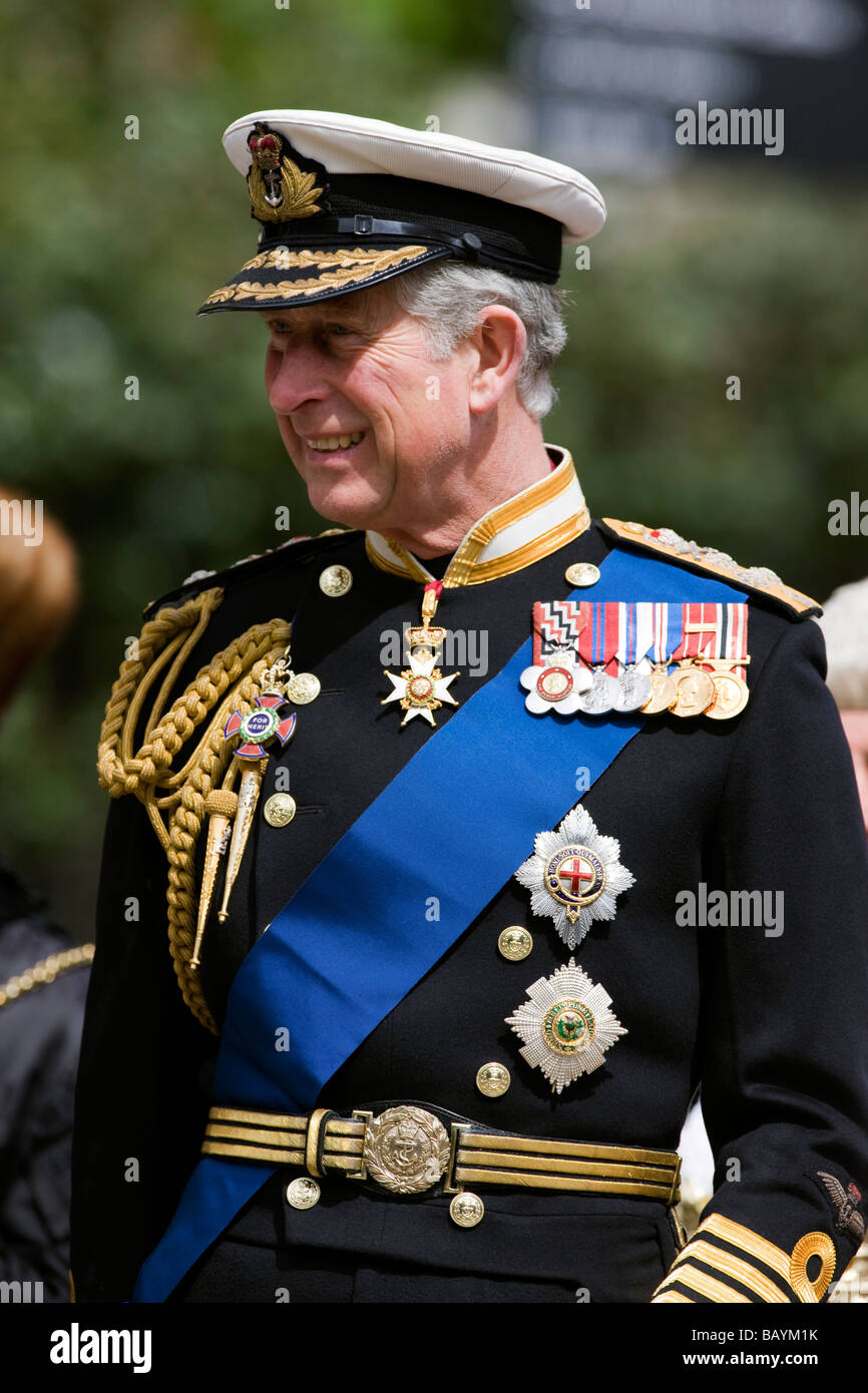 Le Prince Charles dans l'uniforme d'un amiral de la marine britannique en  service dans le centre de Londres Photo Stock - Alamy