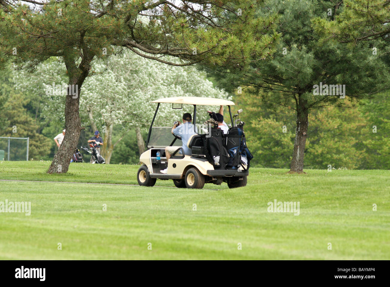 Jouer au golf sur un terrain de golf public. Banque D'Images