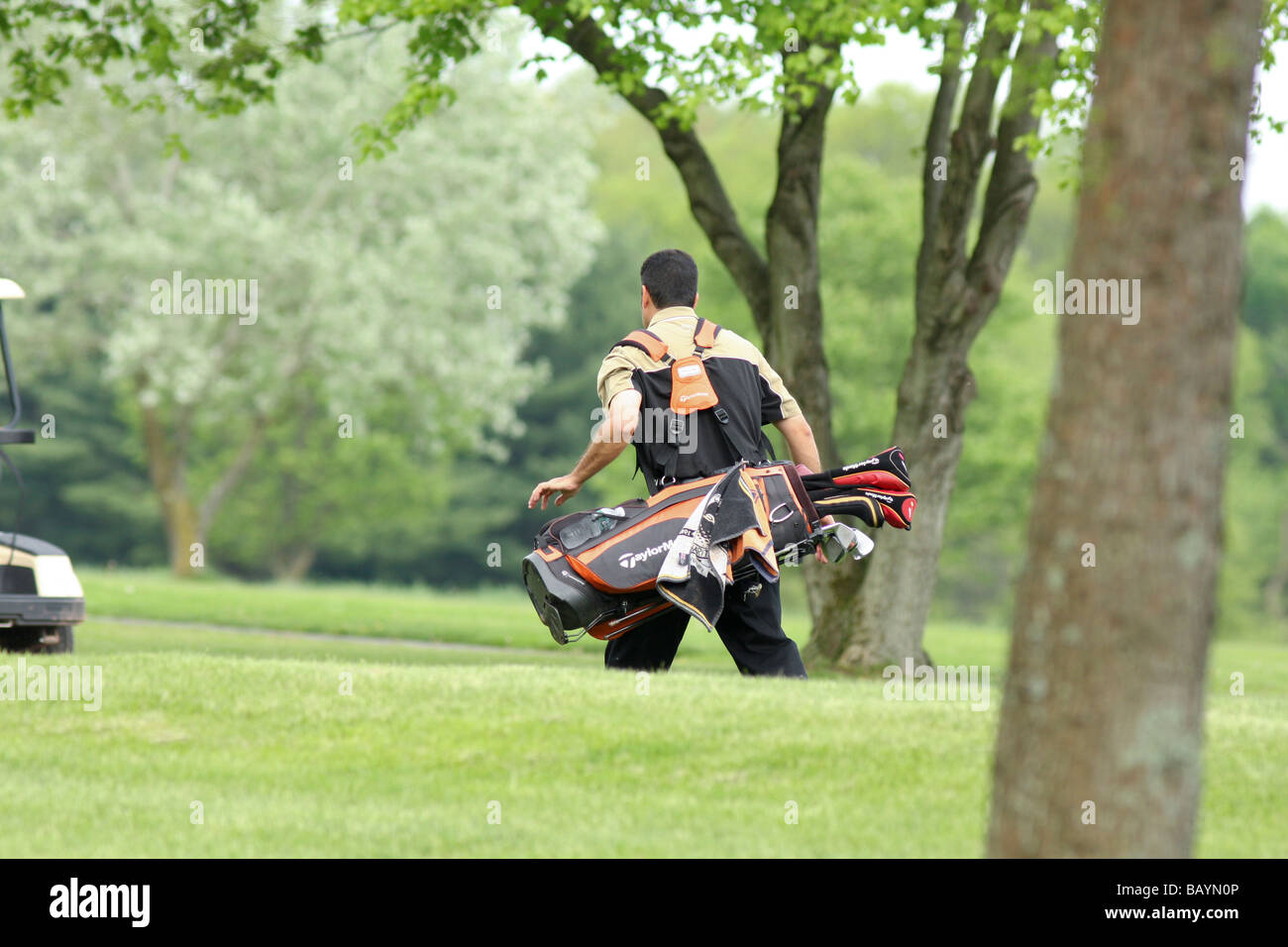 Jouer au golf sur un terrain de golf public. Banque D'Images