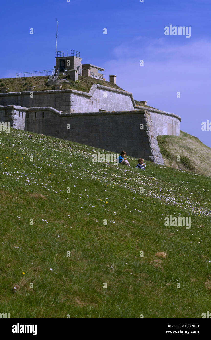 Deux enfants bénéficiant du soleil en face de la Fort de Nothe à Weymouth, Dorset. Banque D'Images