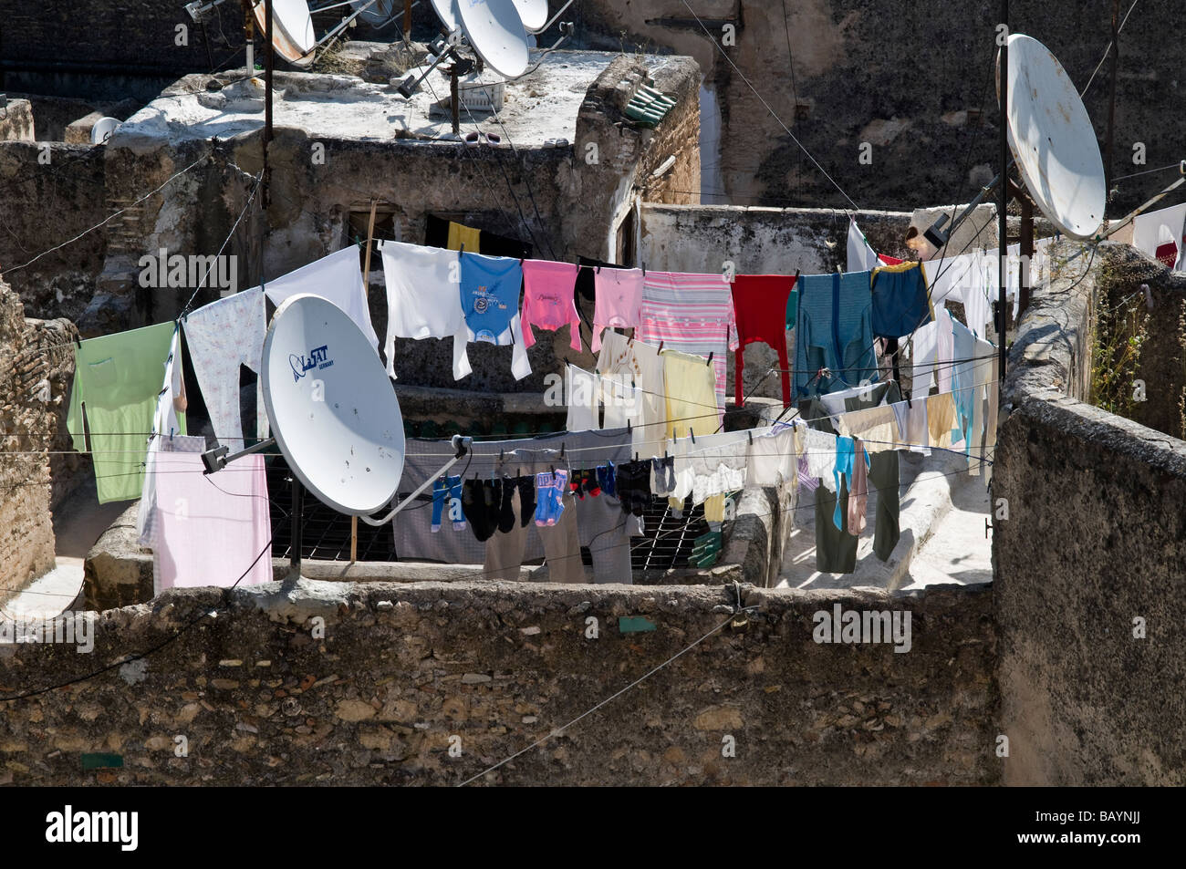 Vue sur les toits de la SEF. Antennes satellites montrant des rangées de lave-hung out, de l'épave Riads, l'herbe pousse sur les toits Banque D'Images