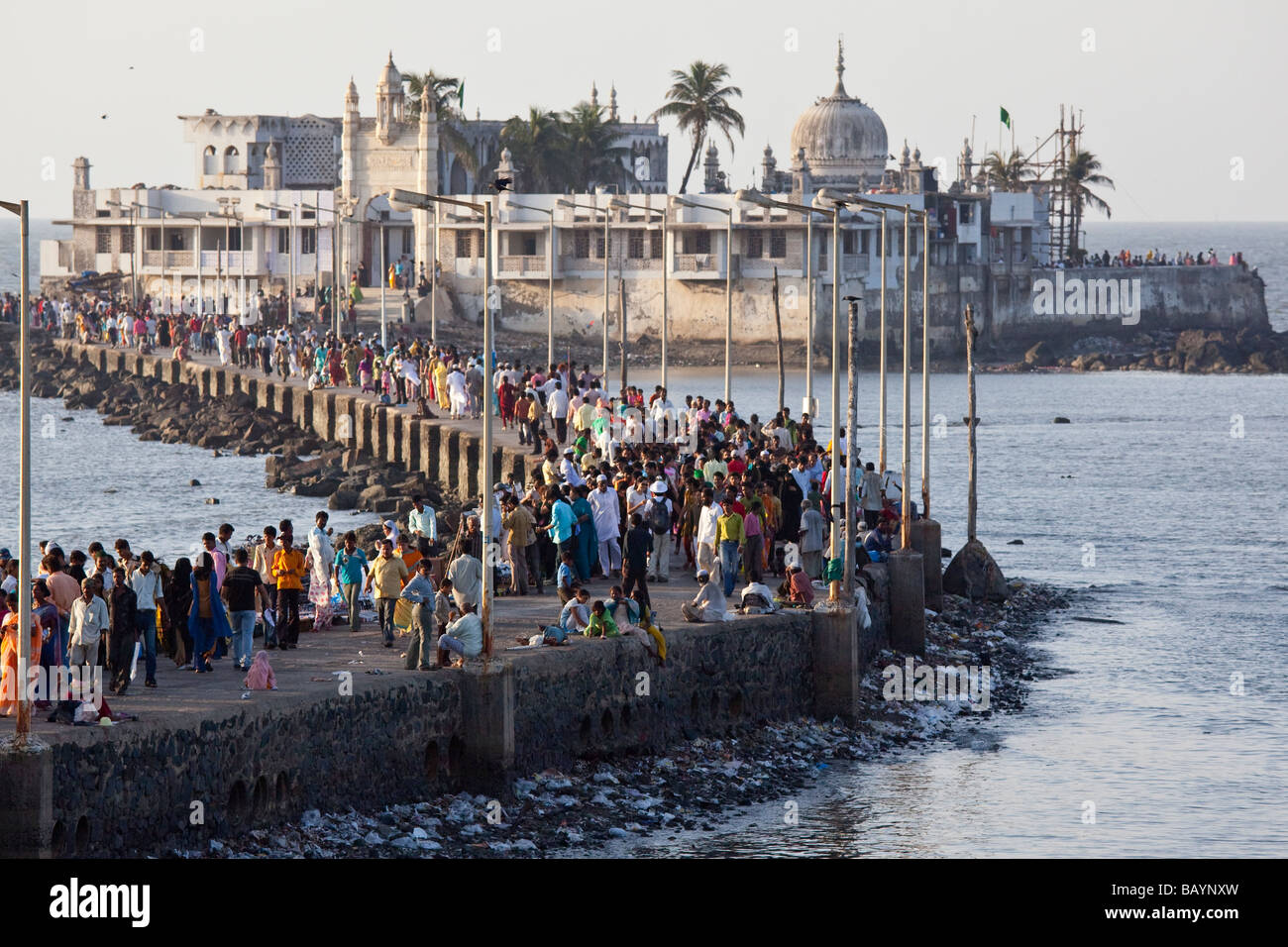 Pèlerins sur la tombe de Haji Ali Boukhari à Mumbai Inde Banque D'Images