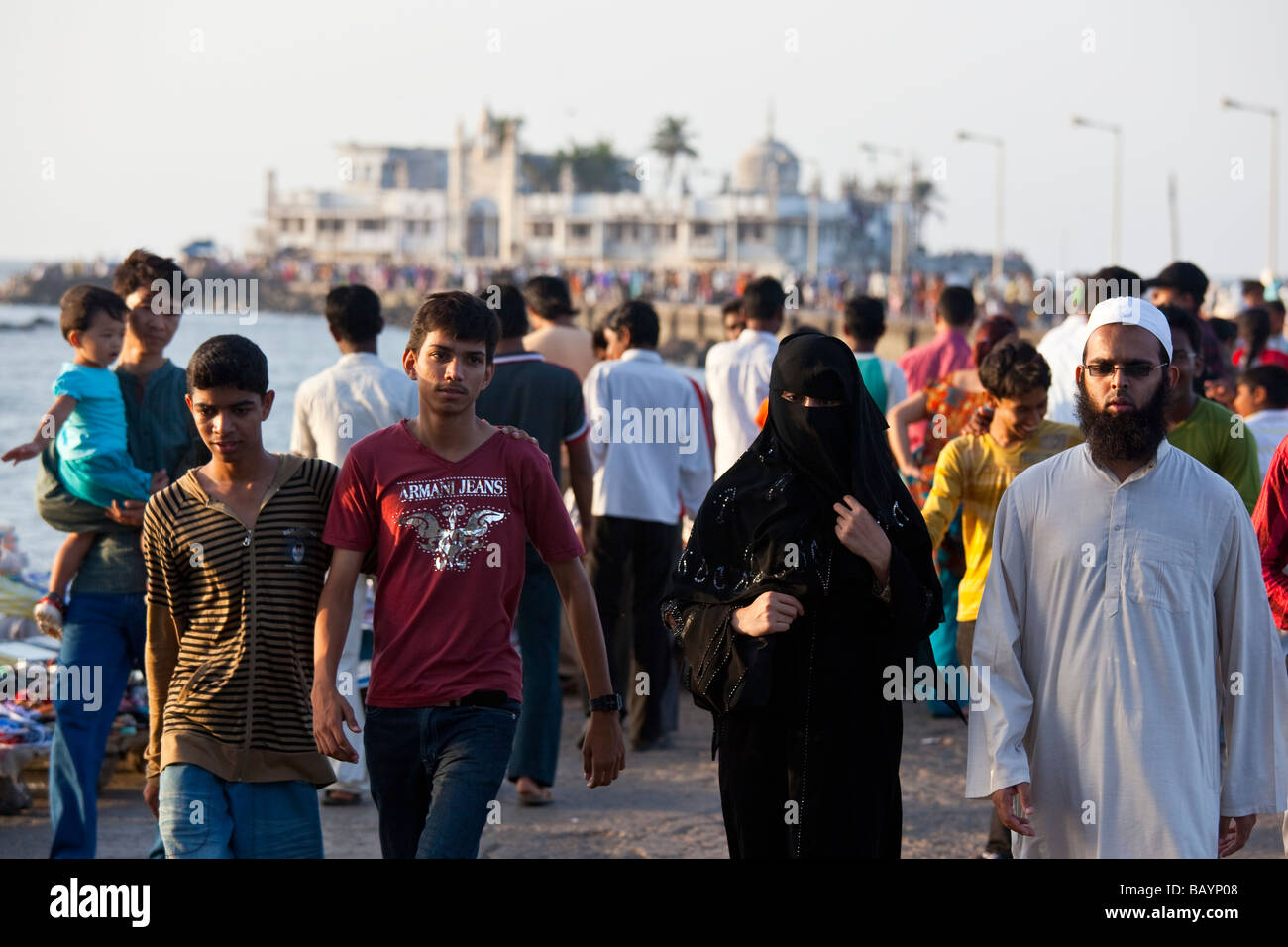 Pèlerins sur la tombe de Haji Ali Boukhari à Mumbai Inde Banque D'Images