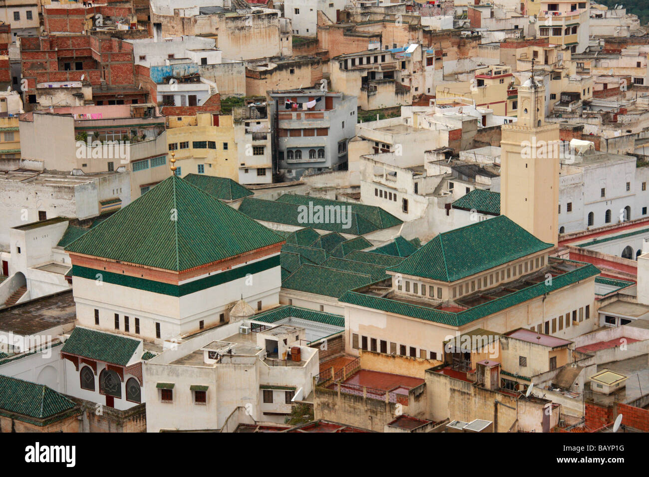 Vue de dessus le toit vert de Moulay Idriss zawiya & entourant les bâtiments de la ville sainte, près de Meknès, Maroc, Afrique du Nord Banque D'Images