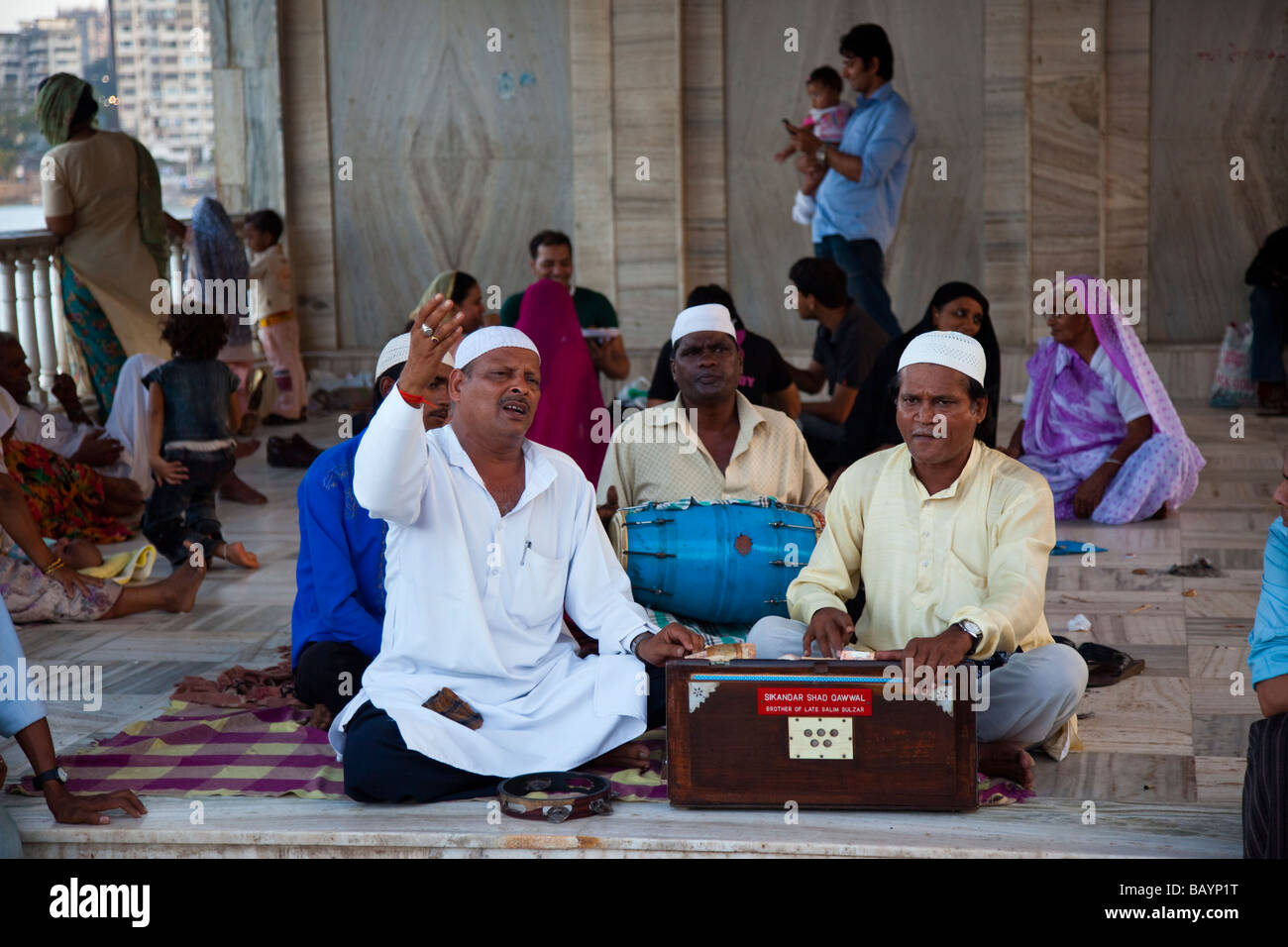 La musique soufie de l'intérieur de la tombe de Haji Ali Boukhari à Mumbai Inde Banque D'Images
