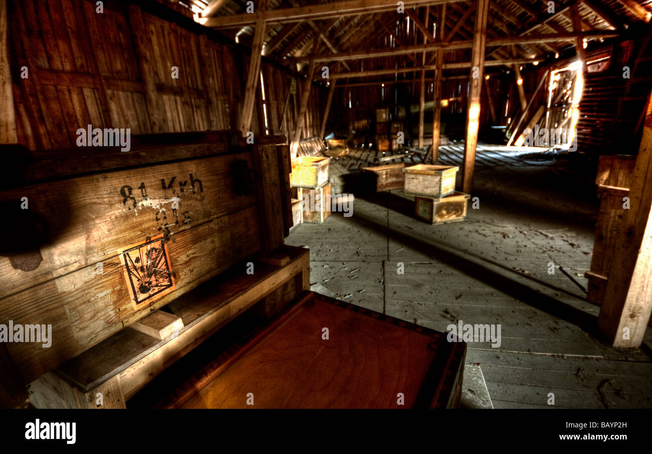 Caisse explosive avec étiquette dans l'entrepôt en bois Banque D'Images