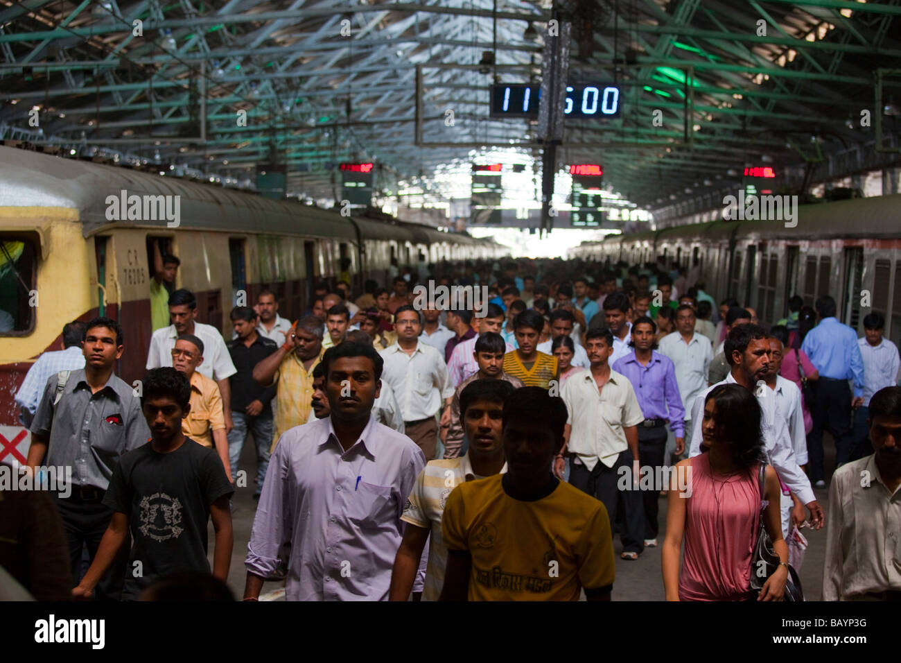 Plate-forme de train bondé à l'intérieur de Victoria terminus Gare de Mumbai Inde Banque D'Images