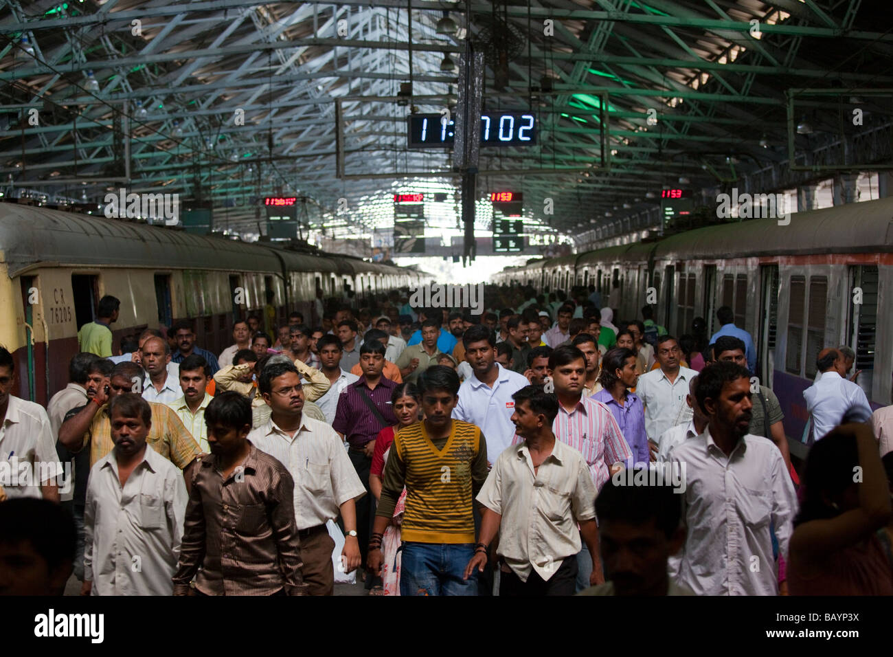 Plate-forme de train bondé à l'intérieur de Victoria terminus Gare de Mumbai Inde Banque D'Images