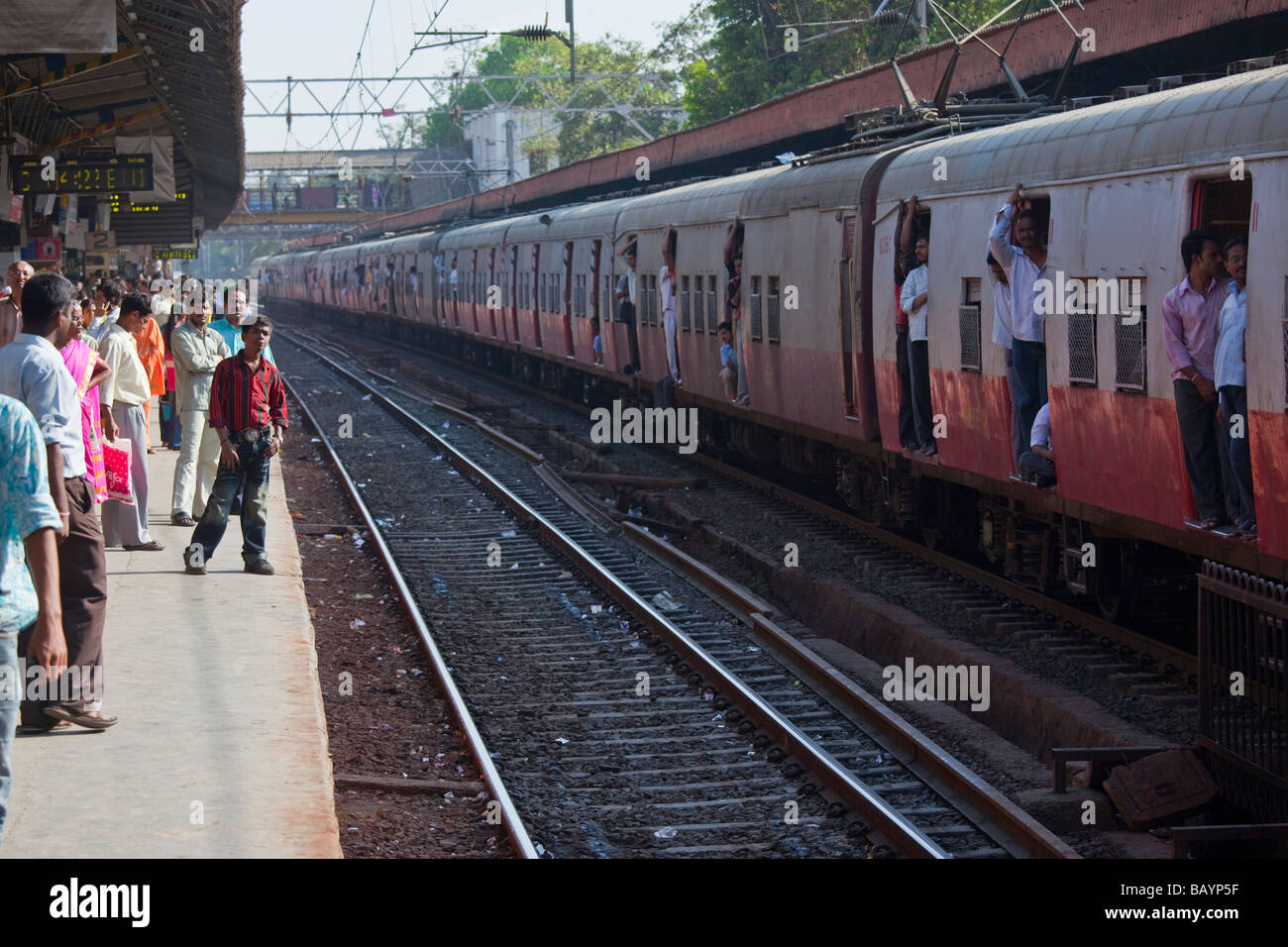La plate-forme ferroviaire de banlieue de Mumbai Inde Banque D'Images