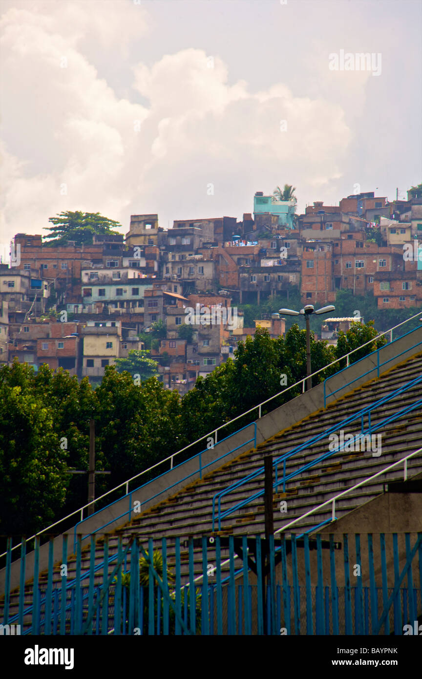 Favela Morro da Providencia derrière les terrasses panoramiques du Sambódromo carnaval spectacle avenue à Rio de Janeiro Banque D'Images