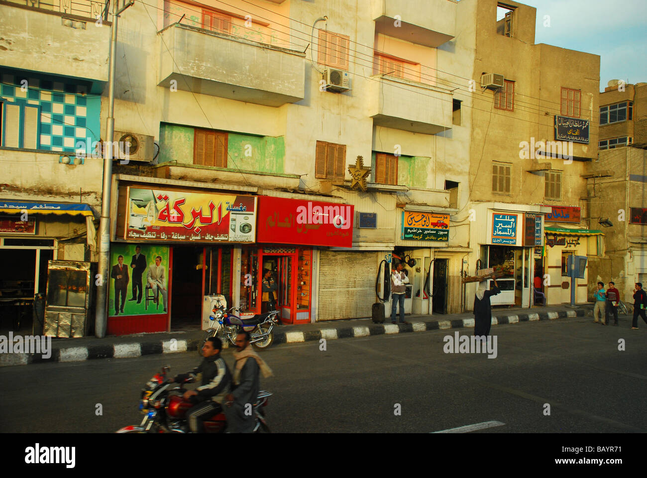 Afrique Moyen-Orient Egypte Louxor égyptien street life shops apartments Banque D'Images