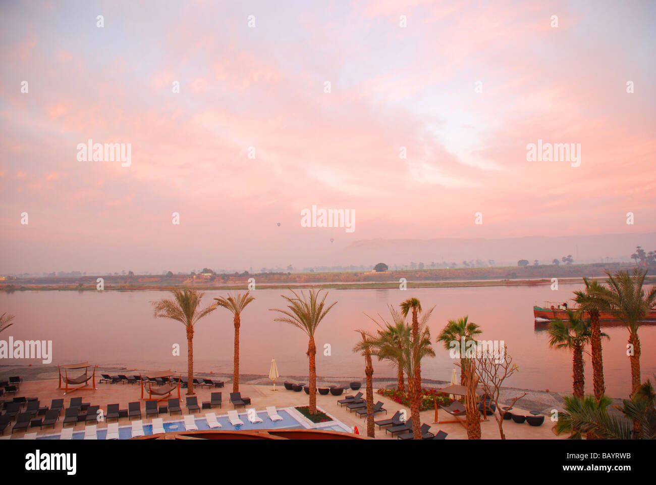 Lever du soleil à Louxor, Egypte : regarder les ballons à air sur la Vallée des Rois à travers le Nil Banque D'Images