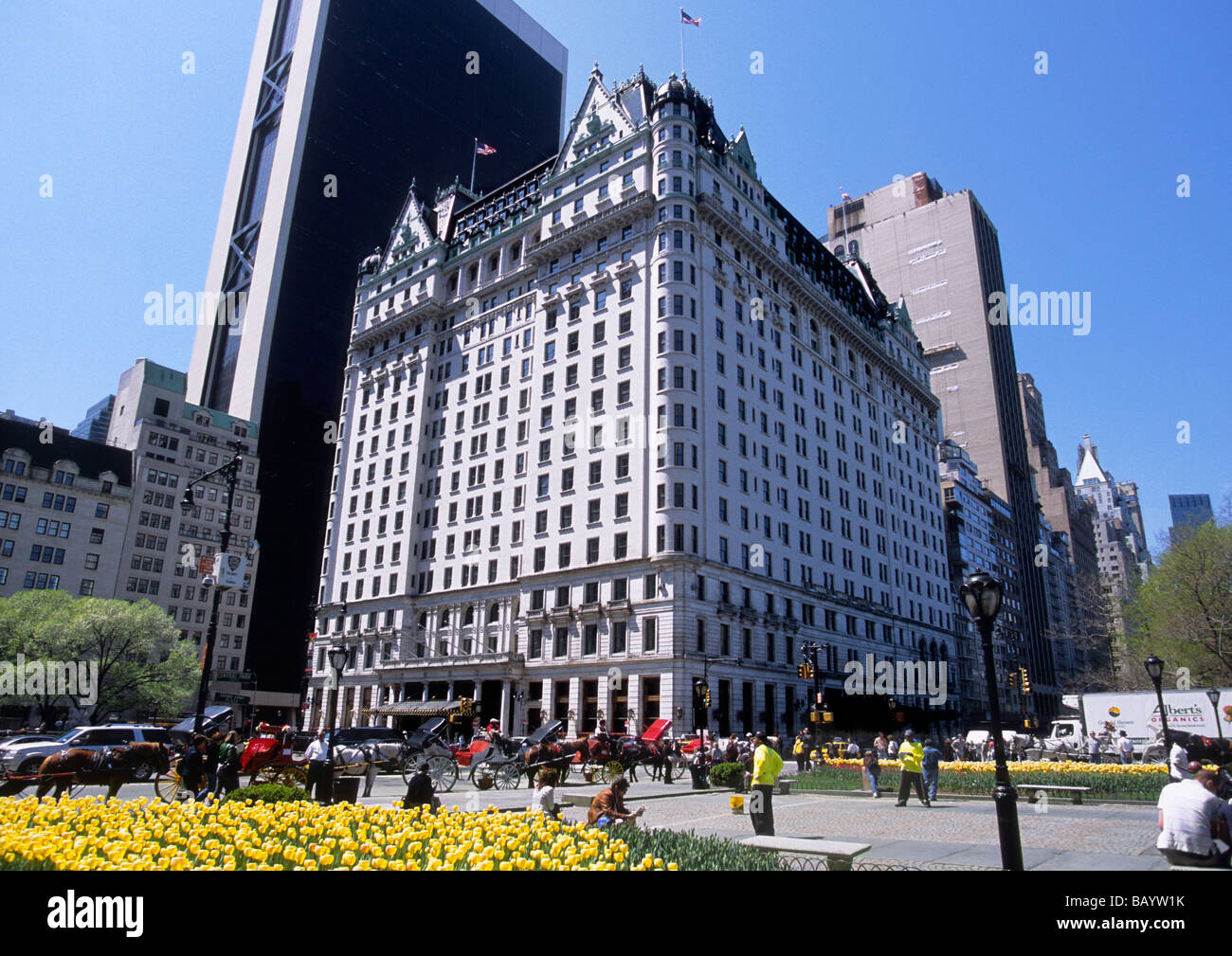 New York Plaza Hotel et le Grand Army Plaza par une journée ensoleillée Fifth Avenue, Midtown Manhattan, New York City, Central Park Conservancy, États-Unis Banque D'Images