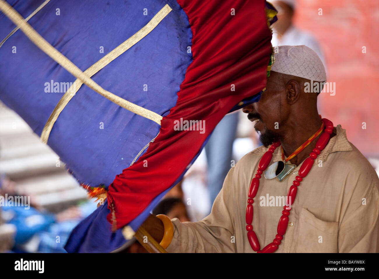 Porteur de ventilateur à Nizamuddin culte à Delhi Inde Banque D'Images
