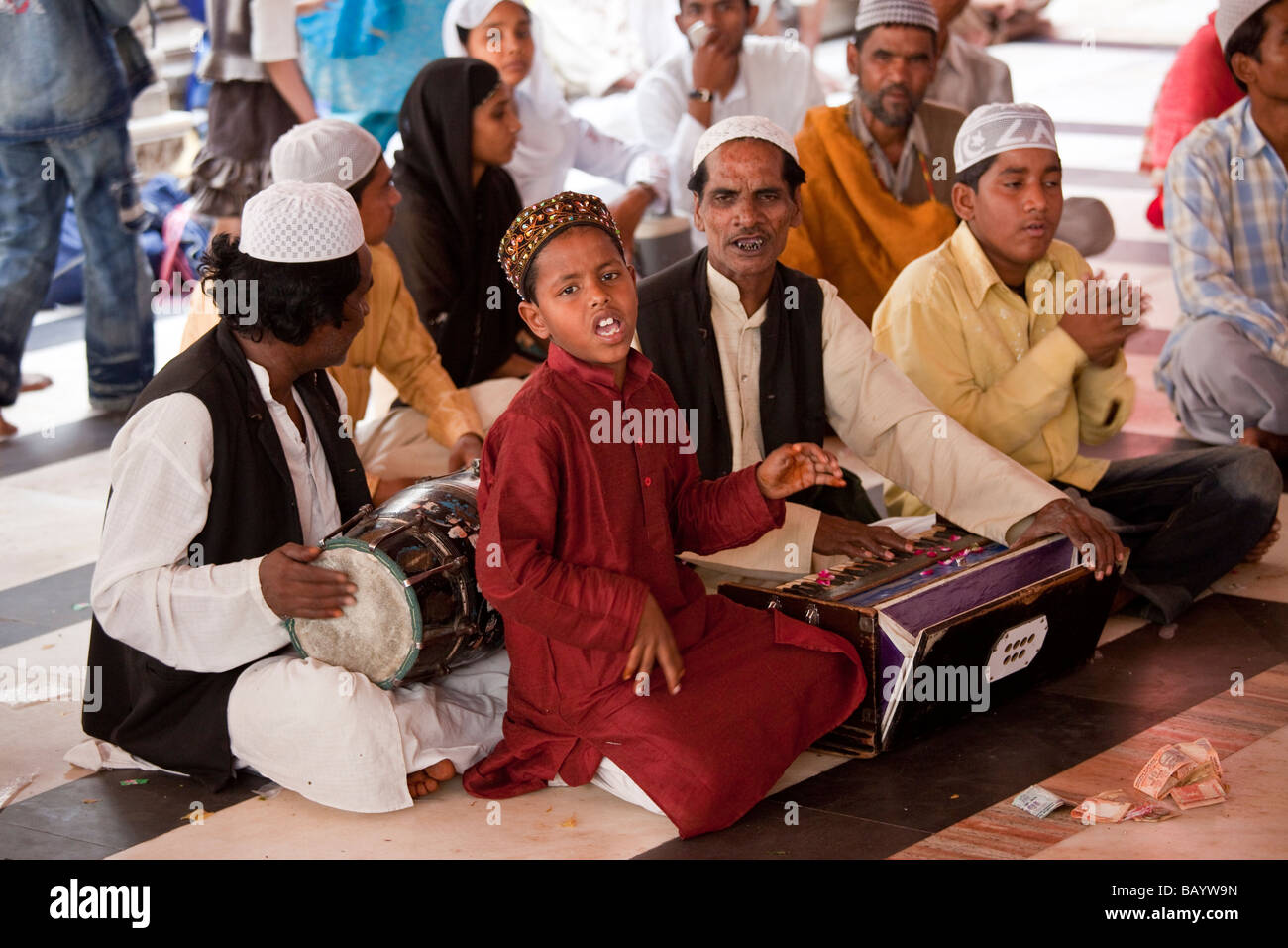 À la musique soufie à Nizamuddin culte à Delhi Inde Banque D'Images