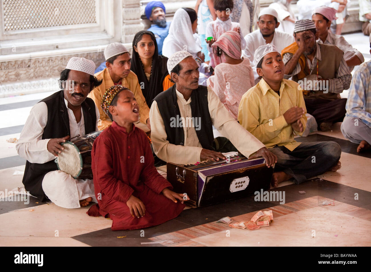 À la musique soufie à Nizamuddin culte à Delhi Inde Banque D'Images