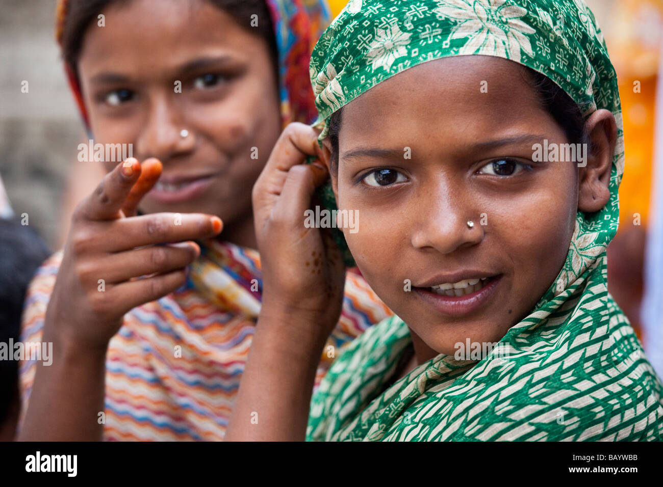 Les jeunes filles musulmanes à Nizamuddin culte à Delhi Inde Banque D'Images