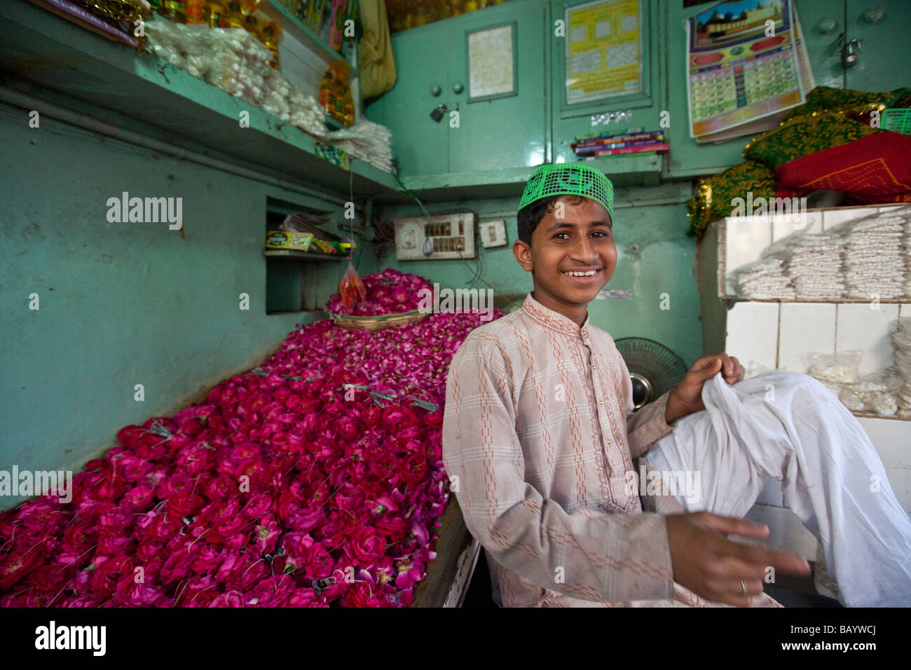 Garçon musulman Vente de fleurs à Nizamuddin culte à Delhi Inde Banque D'Images