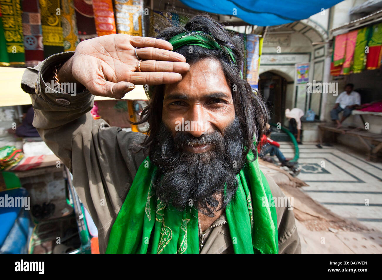 L'homme du soufisme à Nizamuddin culte à Delhi Inde Banque D'Images