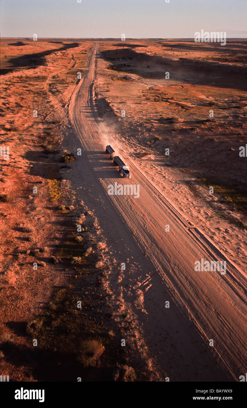 Road train, Strzelecki Track, outback Australie Banque D'Images