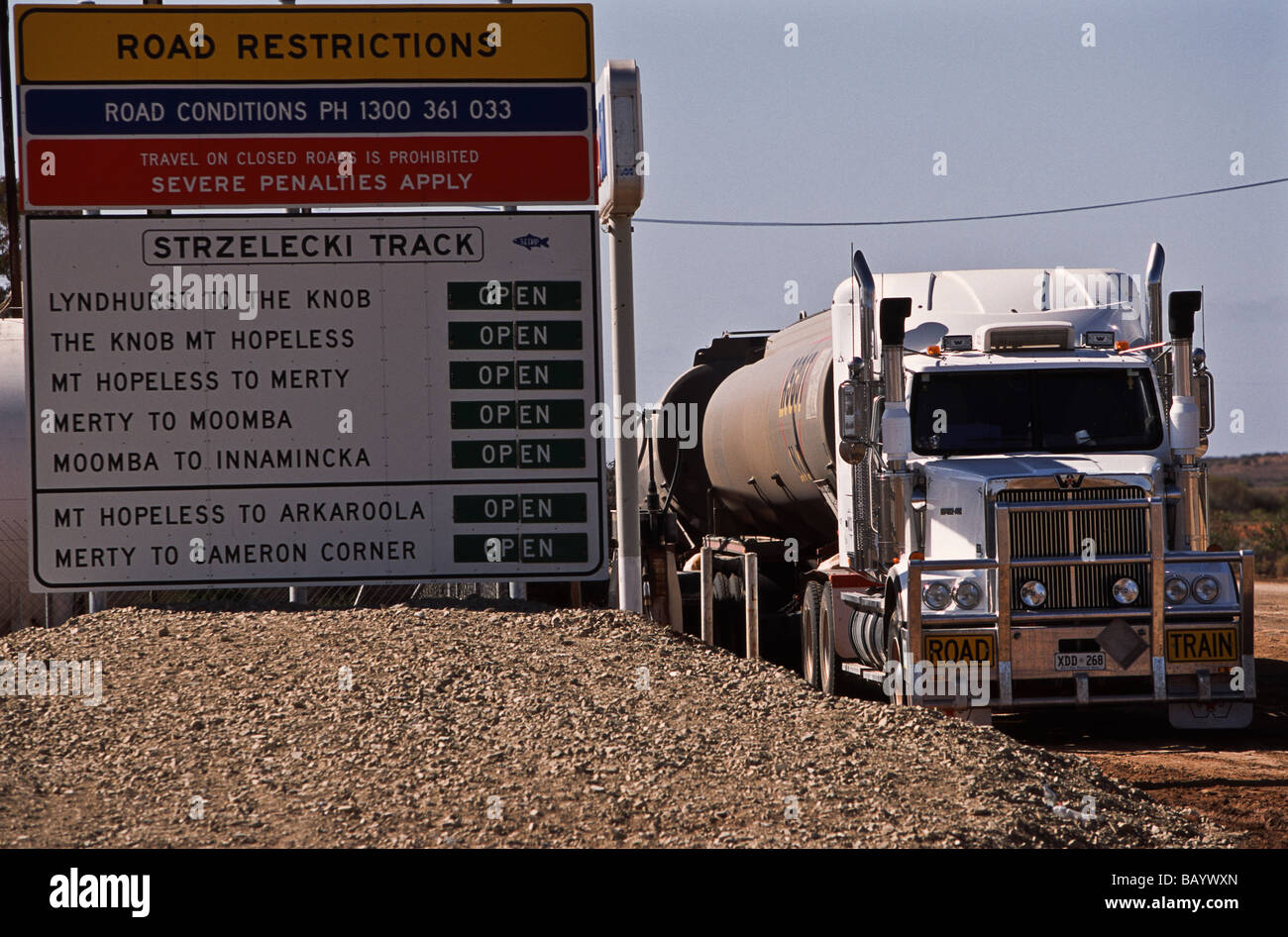 Sur les pétroliers Strzelecki Track, outback Australie Banque D'Images