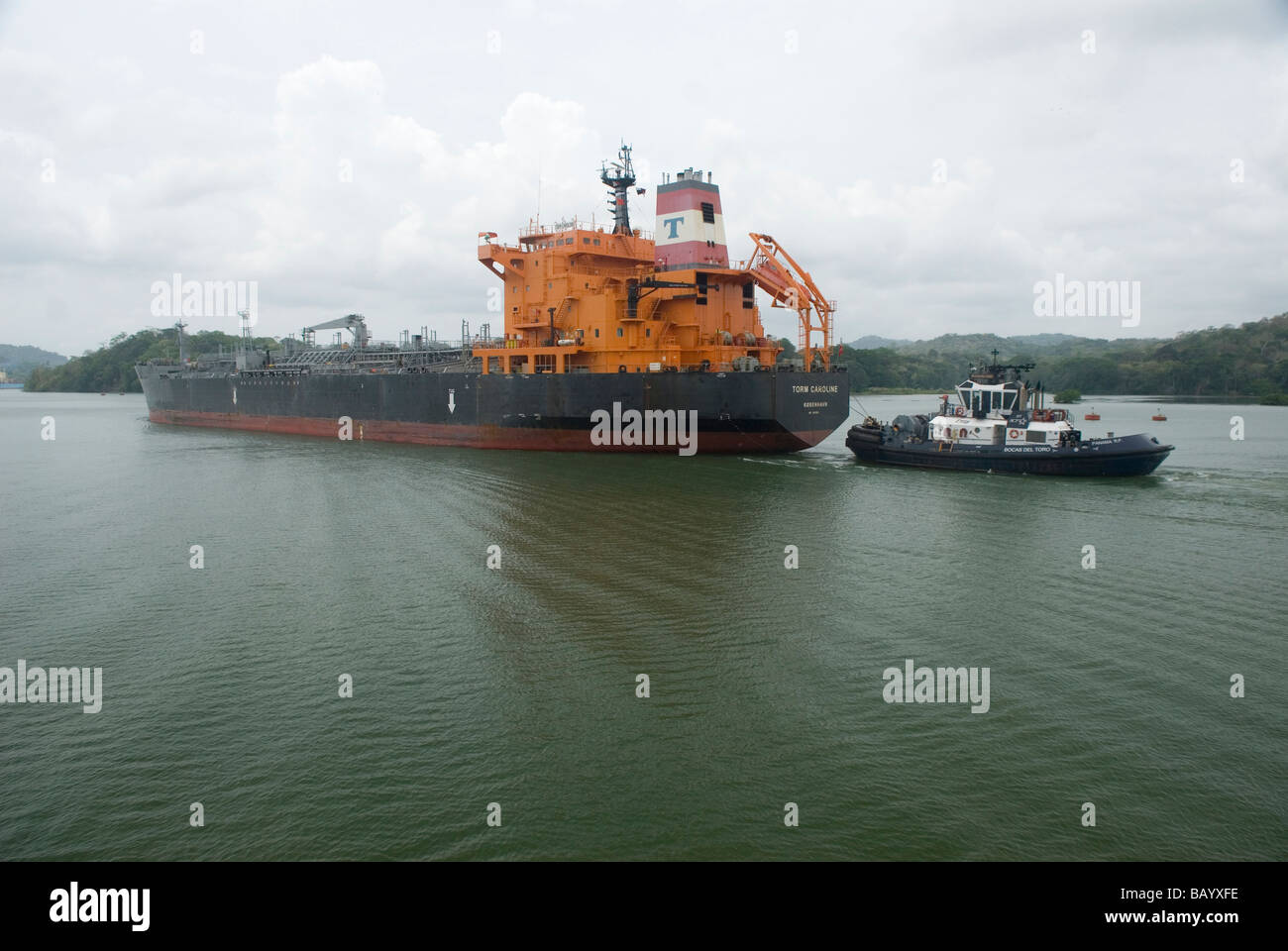 Un cargo passant par le lac Gatun sur le Canal de Panama Banque D'Images
